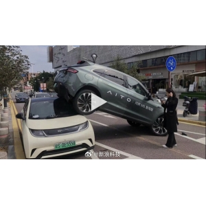 华为问界汽车后轮压在另一辆汽车上？余承东回应了